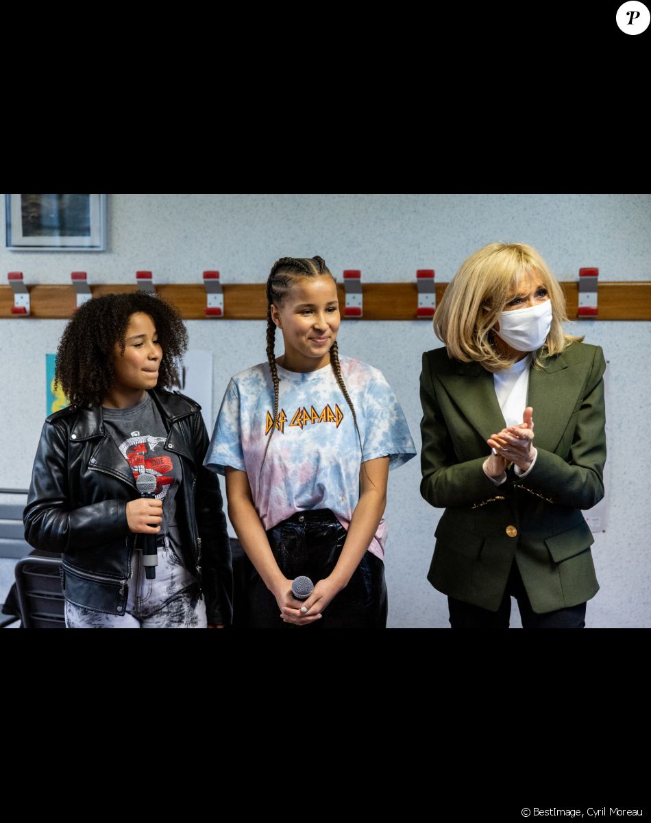 Brigitte Macron et les candidates de The Voice Kids 2020 Sara et Rania - La Première Dame Brigitte Macron (présidente de la Fondation des hôpitaux de France) visite la maison des adolescents du Loir-et-Cher, située rue des écoles, à Blois, France, le 3 février 2021 © Cyril Moreau/Bestimage
