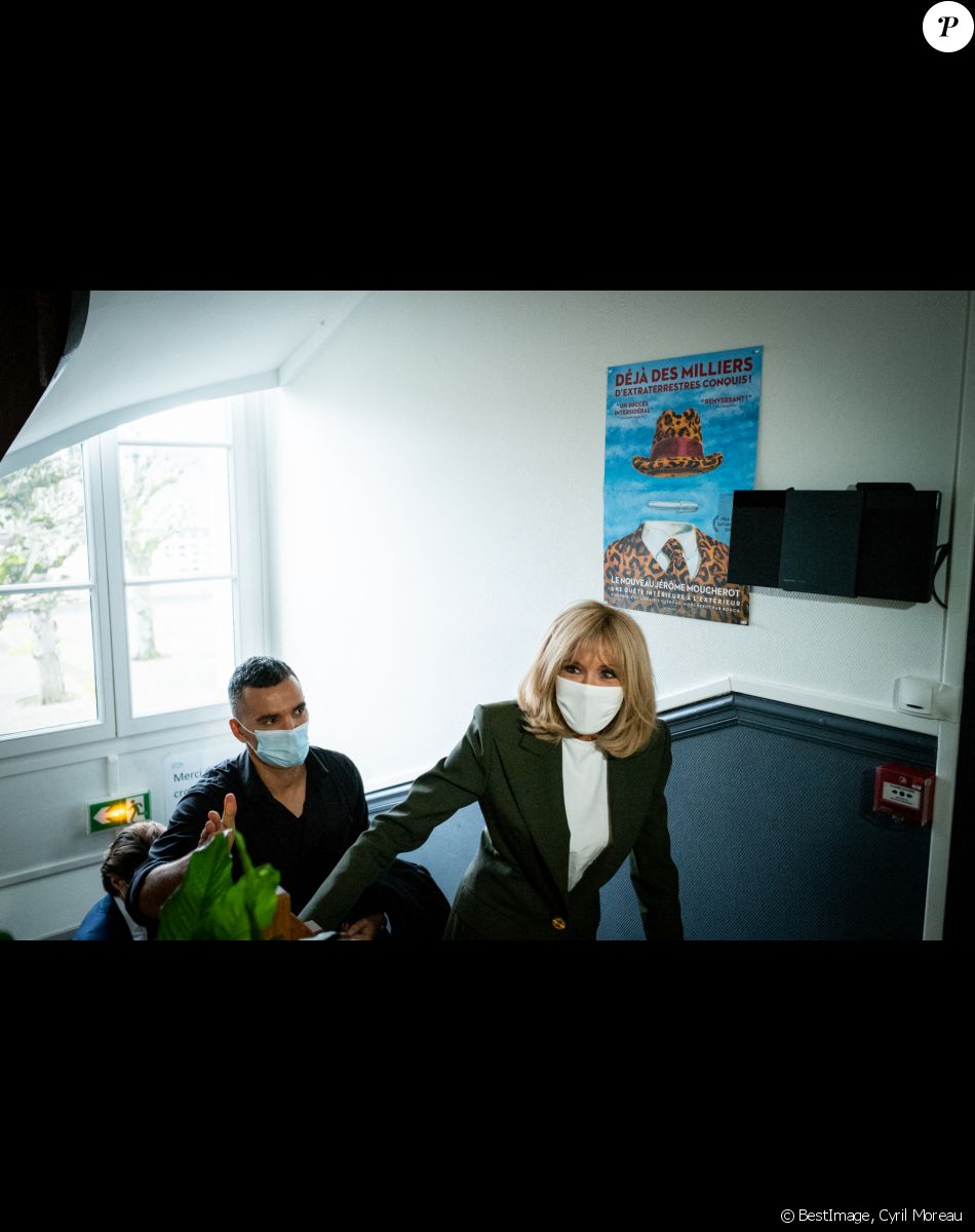 Brigitte Macron et Mustapha Magrouni, coordonnateur de la Maison - La Première Dame Brigitte Macron (présidente de la Fondation des hôpitaux de France) visite la maison des adolescents du Loir-et-Cher, située rue des écoles, à Blois, France, le 3 février 2021. © Cyril Moreau/Bestimage