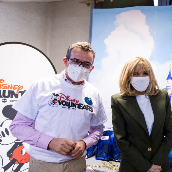 La Première Dame Brigitte Macron (présidente de la Fondation des hôpitaux de France) visite la maison des adolescents du Loir-et-Cher, située rue des écoles, à Blois, France, le 3 février 2021. © Cyril Moreau/Bestimage 