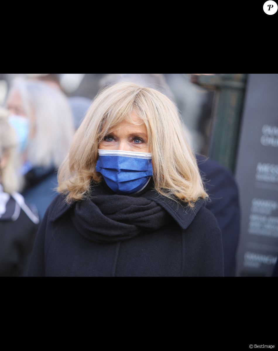 Brigitte Macron - Sorties à la messe anniversaire à la mémoire de Pierre Cardin en l'église de La Madeleine à Paris. Le 29 janvier 2021 © Panoramic / Bestimage
