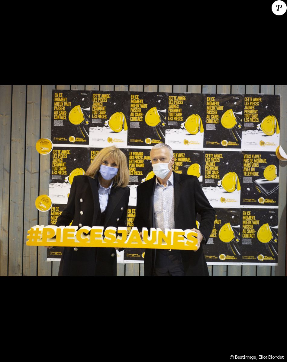 La Première Dame Brigitte Macron avec l'entraîneur et parrain de cette édition Didier Deschamps lors d'une visite de l'hôpital pédiatrique de Bullion pour le lancement de la 32ème édition de l'opération de collecte de fonds "Pieces Jaunes" le 18 janvier 2021. © Eliot Blondet / Pool / Bestimage