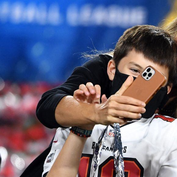 Gisele Bündchen avec ses deux enfants (Vivian et Benjamin) au Raymond James Stadium à Tampa, le 7 février 2021 pour fêter le septième titre de son mari Tom Brady au Super Bowl. Les Buccaneers (avec Tom Brady) ont battu les Chiefs 31-9. Photo by Denis Cook/UPI/ABACAPRESS.COM