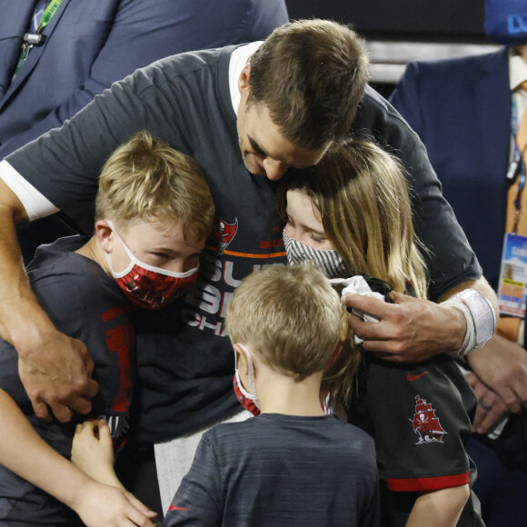 Tom Brady avec ses deux enfants (Vivian et Benjamin) au Raymond James Stadium à Tampa, le 7 février 2021 pour fêter son septième titre au Super Bowl. Les Buccaneers (avec Tom Brady) ont battu les Chiefs 31-9. Photo by John Angelillo/UPI/ABACAPRESS.COM