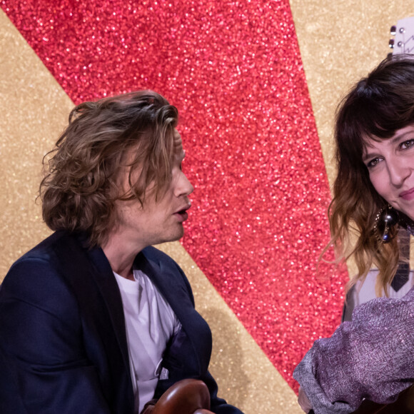 Exclusif - Alex Lutz, Daphné Bürki - Vente aux enchères au profit du Secours Populaire - Grande soirée solidaire et festive "Secours Pop La Grande Soirée" au Cirque d'Hiver à Paris, diffusée en direct le 6 février sur France 2 © Tiziano Da Silva - Cyril Moreau / Bestimage 