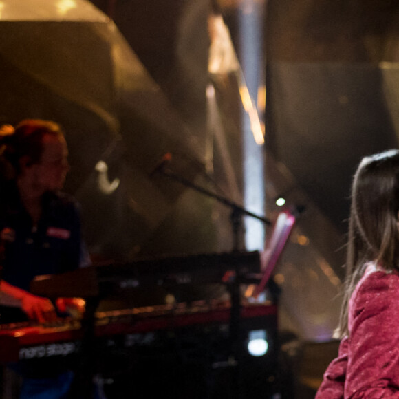 Exclusif - Clara Luciani, Jane Birkin - Grande soirée solidaire et festive "Secours Pop La Grande Soirée" au Cirque d'Hiver à Paris, diffusée en direct le 6 février sur France . © Tiziano Da Silva - Cyril Moreau / Bestimage 