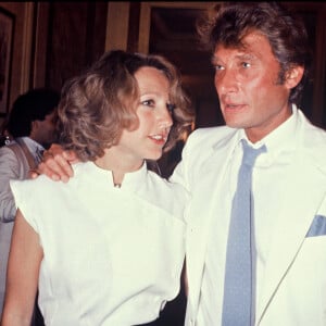 Archives - Nathalie Baye et Johnny Hallyday au mariage d'Eddie Barclay