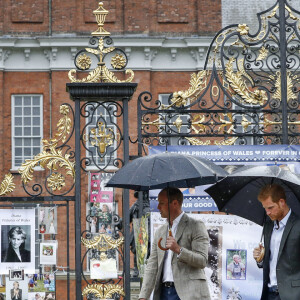 Le prince William, duc de Cambridge et le prince Harry lors d'une promenade dans les jardins du palais de Kensington pour saluer la mémoire de Lady Diana à Londres le 30 août 2017.