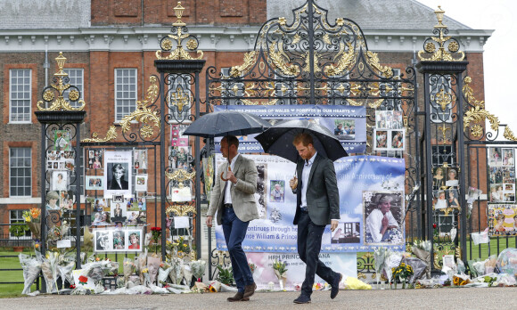Le prince William, duc de Cambridge et le prince Harry lors d'une promenade dans les jardins du palais de Kensington pour saluer la mémoire de Lady Diana à Londres le 30 août 2017.
