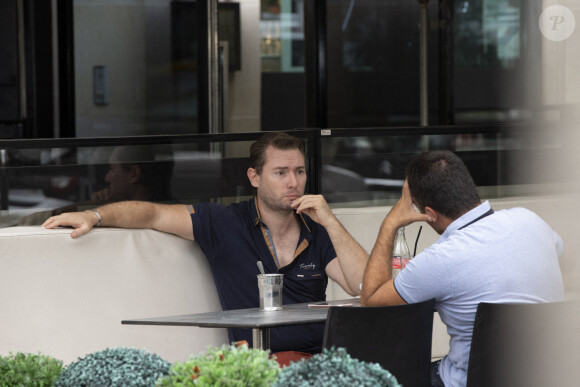 Exclusif - Fred Cauvin, ex compagnon de Loana, prend un verre en terrasse avec un ami le 19 septembre 2020. © Jack Tribeca / Bestimage