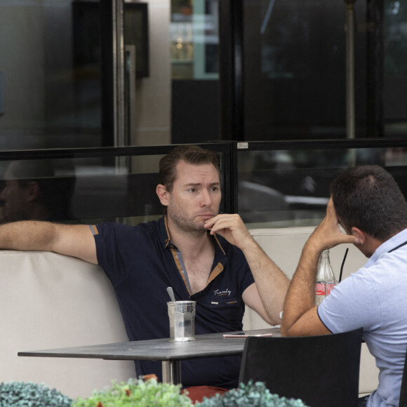 Exclusif - Fred Cauvin, ex compagnon de Loana, prend un verre en terrasse avec un ami le 19 septembre 2020. © Jack Tribeca / Bestimage