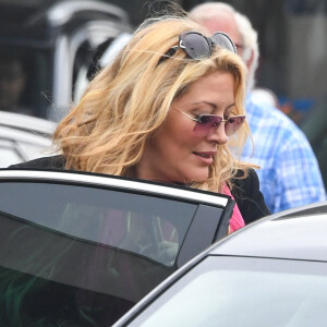 Exclusif - Loana Petrucciani quitte l'aérogare d'Orly Ouest puis monte dans un taxi.