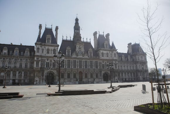 Hôtel de Ville - Illustrations de Paris lors du confinement dû à l'épidémie de Coronavirus (Covid-19) - Paris - 27 mars 2020. © Christophe Clovis / Bestimage 