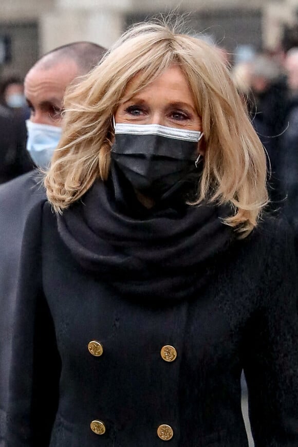 La première dame Brigitte Macron - Sorties de la messe en hommage à Robert Hossein en l'Église Saint-Sulpice à Paris. Le 9 février 2021