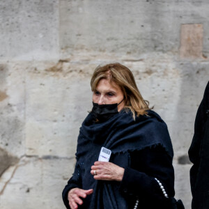 Candice Patou (femme du défunt) et son fils Julien - Sorties de la messe en hommage à Robert Hossein en l'église Saint-Sulpice à Paris. Le 9 février 2021