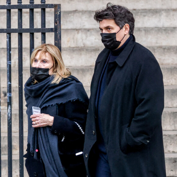 Candice Patou (femme du défunt) et son fils Julien - Sorties de la messe en hommage à Robert Hossein en l'église Saint-Sulpice à Paris.