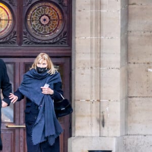 Candice Patou (femme du défunt) et son fils Julien - Sorties de la messe en hommage à Robert Hossein en l'église Saint-Sulpice à Paris. Le 9 février 2021