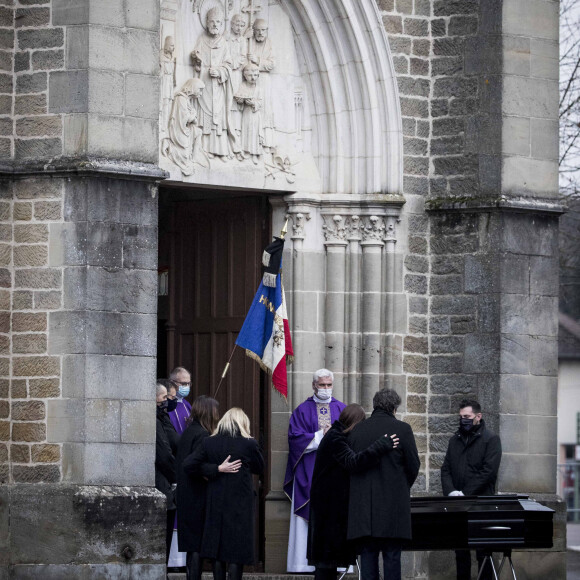 Candice Patou et son fils Julien Hossein (veuve et fils du défunt) en famille - Arrivées aux obsèques de Robert Hossein en l'église Saint-Rémy dans la ville de Vittel. Le 6 janvier 2021 © Elyxandro CEGARRA / Panoramic / Bestimage