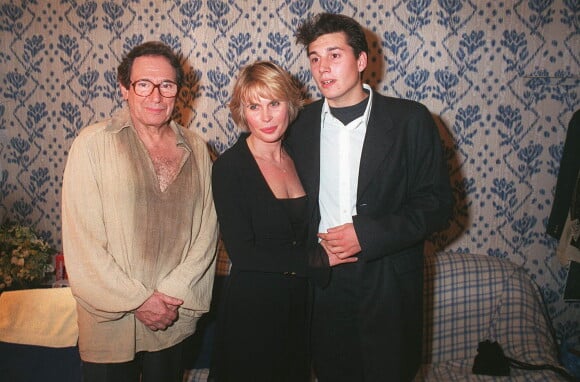Robert Hossein, Candice Patou et leur fils Julien à la première d'"Angélique marquise des anges" au Palais des Sports, en 1995.