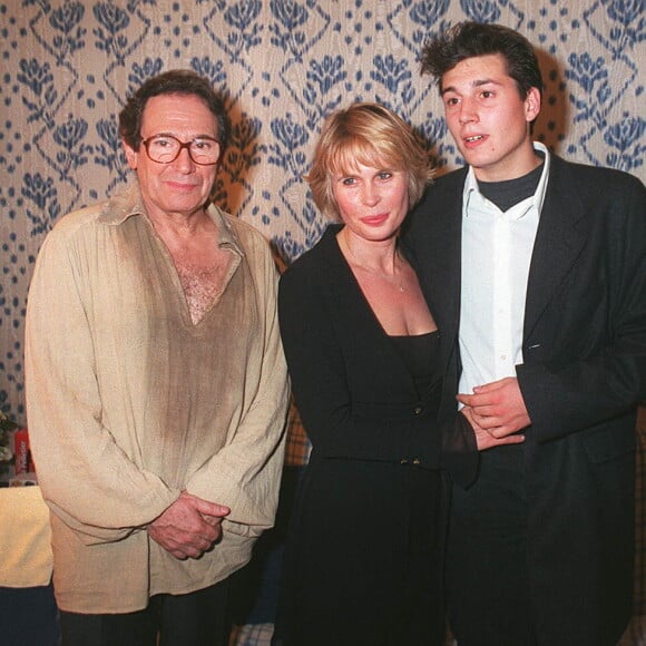 Robert Hossein, Candice Patou et leur fils Julien à la première d'"Angélique marquise des anges" au Palais des Sports, en 1995.