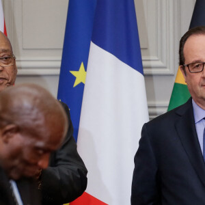Le président de la République François Hollande et le président d'Afrique du Sud Jacob Zuma lors d'une signature d'accords avec la ministre de l'environnement, de l'énergie et de la mer au palais de l'Elysée à Paris. Le 11 juillet 2016. © Thomas Padilla/Pool/Bestimage