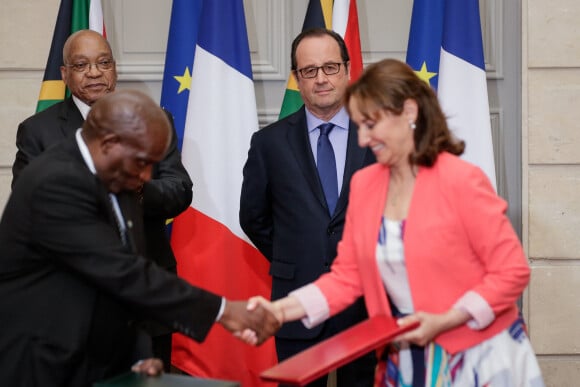 Le président de la République François Hollande et le président d'Afrique du Sud Jacob Zuma lors d'une signature d'accords avec la ministre de l'environnement, de l'énergie et de la mer au palais de l'Elysée à Paris. Le 11 juillet 2016. © Thomas Padilla/Pool/Bestimage