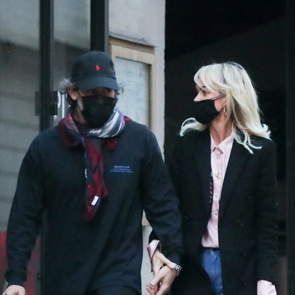 Exclusif - Laeticia Hallyday et son compagnon Jalil Lespert sortent de chez Jalil à Paris pour aller à la pharmacie, alors que Carl met les valises dans la voiture pour repartir avec les enfants de Jalil (Aliosha et Kahina) se confiner à Marnes-la-Coquette, le 13 novembre 2020.