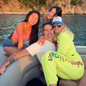 A l'ocassion de Noël, Laeticia Hallyday a publié une photo d'elle avec son compagnon Jalil Lespert et ses deux filles Jade et Joy. La photo avait été prise quelques jours aupravant, lors de leur voyage à Saint-Barthélemy pour le troisième anniversaire de la mort de Johnny.