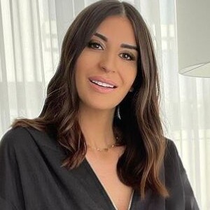 Martika Caringella souriante sur Instagram