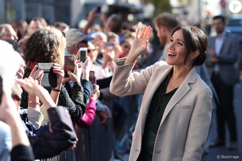 Le prince Harry, duc de Sussex, et Meghan Markle, duchesse de Sussex, ont vu une rare copie de la déclaration d'indépendance américaine à Edes House, Brighton dans le Sussex le 3 octobre 2018.