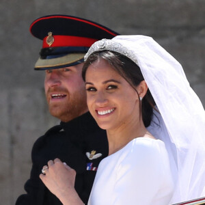 Le prince Harry, duc de Sussex, et Meghan Markle, duchesse de Sussex, en calèche à la sortie du château de Windsor après leur mariage le 19 mai 2018.