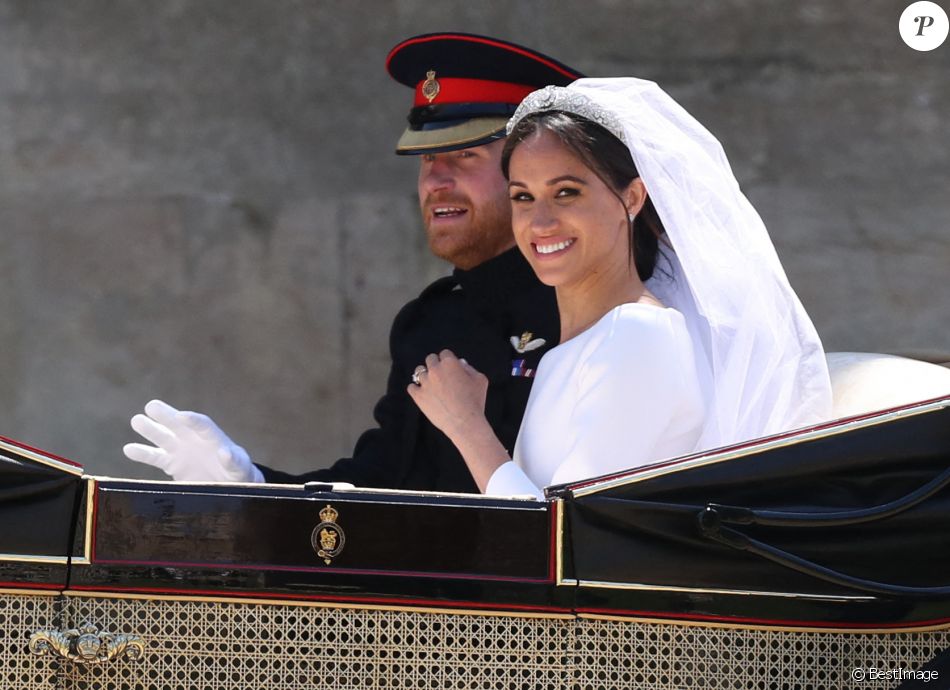Le prince Harry, duc de Sussex, et Meghan Markle, duchesse de Sussex, en calèche à la sortie du château de Windsor après leur mariage le 19 mai 2018.