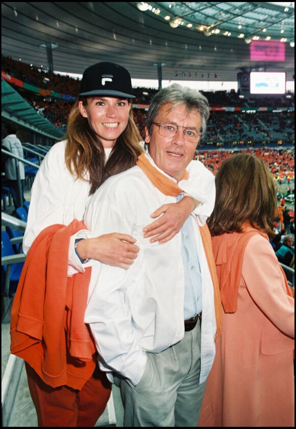 Archives - Rosalie Van Breemen et Alain Delon au match Pays-Bas / Belgique en 1998
