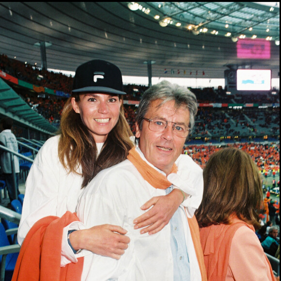 Archives - Rosalie Van Breemen et Alain Delon au match Pays-Bas / Belgique en 1998