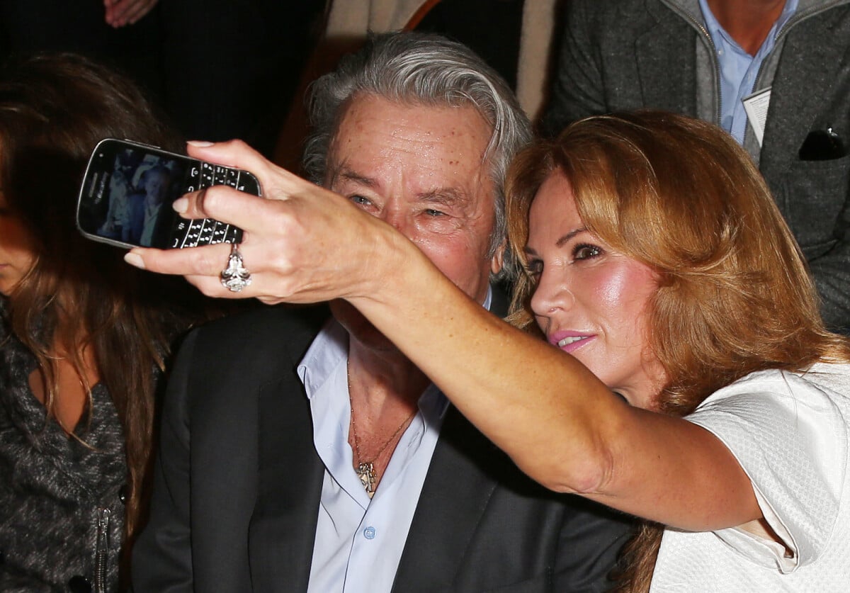 Photo : Alain Delon et Rosalie Van Breemen - People au defile de mode