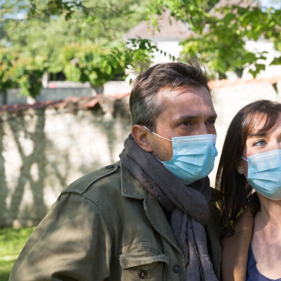Exclusif - Elsa Esnoult et Sébastien Roch - Tournage de la série "Les Mystères de l'amour" à Cergy-Pontoise. Le 14 mai 2020.