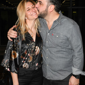 François-Xavier Demaison et sa compagne Anaïs Tihay - Vernissage de l'exposition "Quand le masque tombe" de Stéphane de Bourgies sur le toit de la Grande Arche à Paris, le 12 mars 2019. © Coadic Guirec/Bestimage