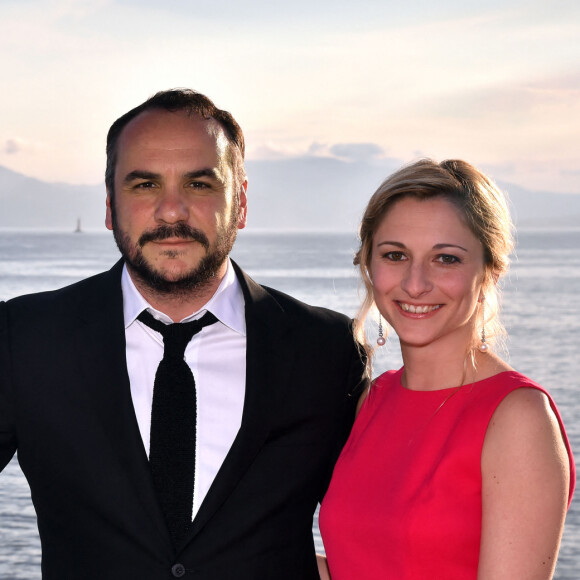 François-Xavier Demaison et sa compagne Anais participent au gala annuel de la Croix Rouge française dans le cadre du prestigieux hôtel Eden Roc au Cap d'Antibes. © Bruno Bébert / Bestimage