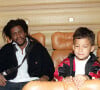 Tonton David pose avec son fils à la première du film Babel au Grand Rex à Paris.