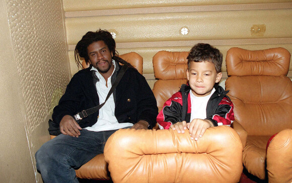 Tonton David pose avec son fils à la première du film Babel au Grand Rex à Paris.
