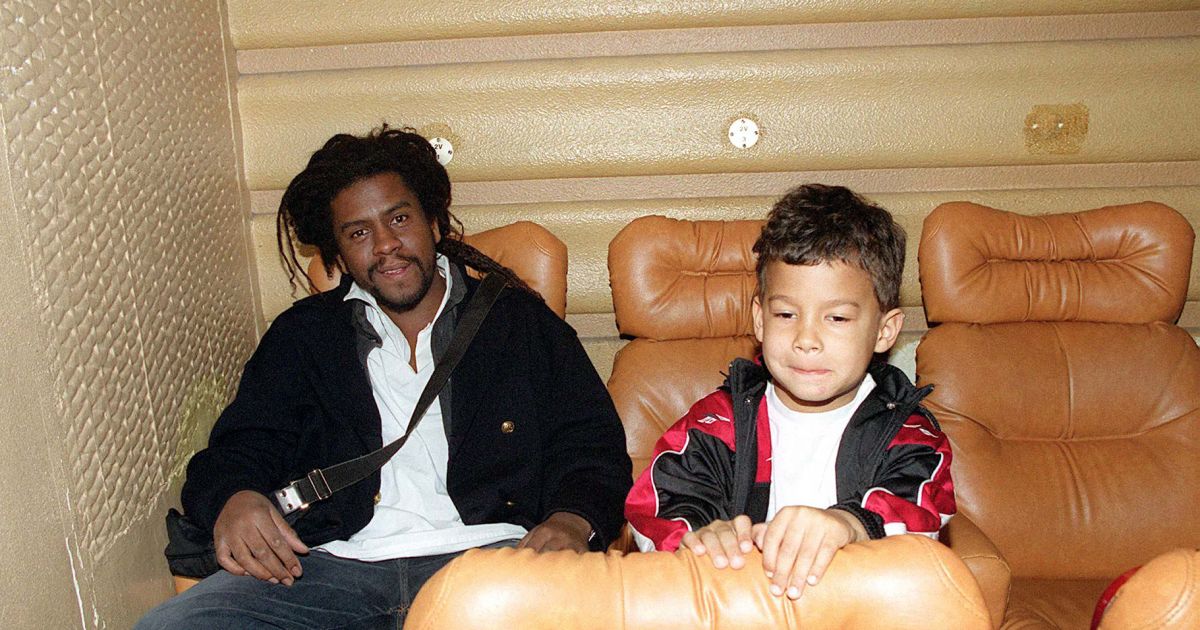 Tonton David pose avec son fils à la première du film Babel au Grand Rex à Paris. Purepeople