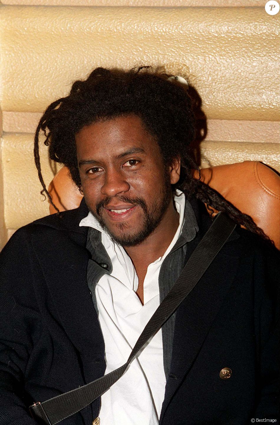 Tonton David pose à la première du film Babel au Grand Rex à Paris.