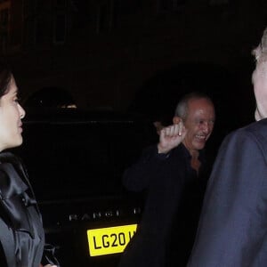 Salma Hayek et son mari François-Henri Pinault arrivent à Oswald à Londres le 13 mars 2020.