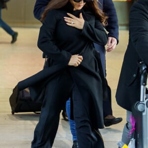 Salma Hayek porte une casquette à l'effigie des Oscars à son arrivée à l'aéroport de Londres. Le 11 février 2020.