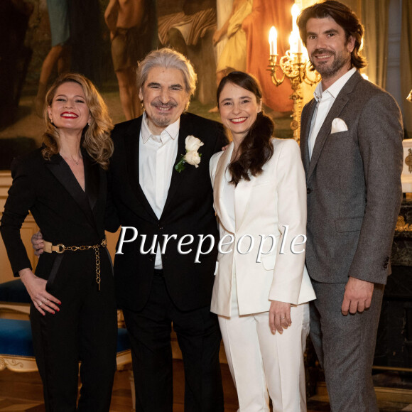 Exclusif - Serge Lama et Luana Santonino entourés du fils de Serge Lama Frédéric et sa femme Léa - Mariage de Serge Lama et Luana Santonino à la mairie du 7ème arrondissement de Paris. Rachida Dati, Maire du 7ème a célébré le mariage. Paris, le 11 février 2021. © Cyril Moreau/Bestimage