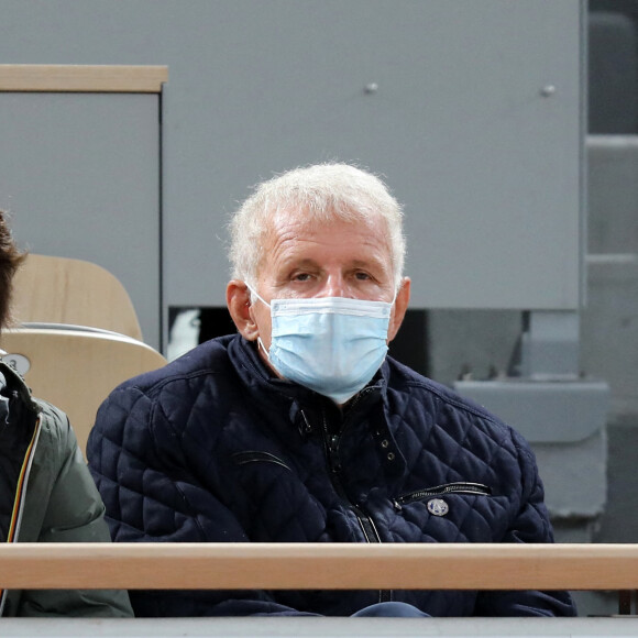 Patrick Poivre D'Arvor et son petit-fils en tribune lors de la finale homme des internationaux de tennis de Roland Garros à Paris remportée par Rafael Nadal en trois set le 11 octobre 2020. © Dominique Jacovides / Bestimage