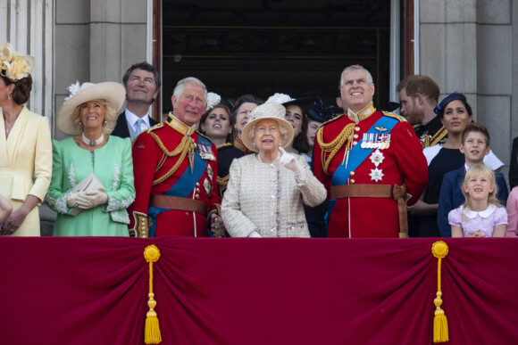 Camilla Parker Bowles, duchesse de Cornouailles, le prince Charles, prince de Galles, la reine Elisabeth II d'Angleterre, le prince Andrew, duc d'York, le prince Harry, duc de Sussex, et Meghan Markle, duchesse de Sussex, la princesse Beatrice d'York, la princesse Eugenie d'York, la princesse Anne, isla Phillips, James Mountbatten-Windsor, vicomte Severn - La famille royale au balcon du palais de Buckingham lors de la parade Trooping the Colour 2019, célébrant le 93ème anniversaire de la reine Elisabeth II, Londres, le 8 juin 2019. 