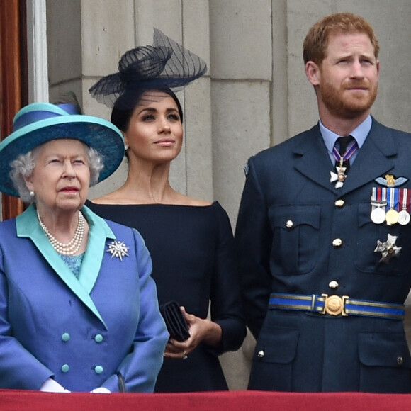 La reine Elisabeth II d'Angleterre, Meghan Markle, duchesse de Sussex (habillée en Dior Haute Couture par Maria Grazia Chiuri), le prince Harry, duc de Sussex - La famille royale d'Angleterre lors de la parade aérienne de la RAF pour le centième anniversaire au palais de Buckingham à Londres.