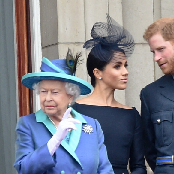 La reine Elisabeth II d'Angleterre, Meghan Markle, duchesse de Sussex (habillée en Dior Haute Couture par Maria Grazia Chiuri), le prince Harry, duc de Sussex - La famille royale d'Angleterre lors de la parade aérienne de la RAF pour le centième anniversaire au palais de Buckingham à Londres. Le 10 juillet 2018.