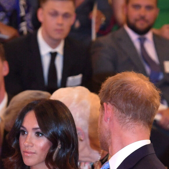 Meghan Markle, duchesse de Sussex, le prince Harry, duc de Sussex, la reine Elisabeth II d'Angleterre - Personnalités à la cérémonie "Queen's Young Leaders Awards" au palais de Buckingham à Londres le 26 juin 2018. 