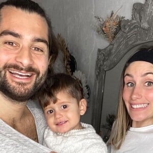 Jesta Hillmann, enceinte d'Adriann, pose avec Benoît et son fils Juliann, février 2021